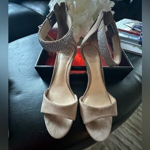 Vince Camuto Tan Suede Sandal w/ Rhinestone Embellishment🌸🌸 🔥🔥